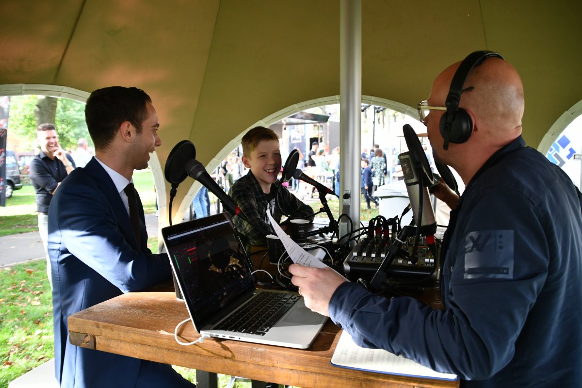 Podcast Hoor je Dorp tijdens het Samen Valkenswaardig festival. In de foto: Michael van Hoor je Dorp!, wethouder Rens en kinderburgemeester Jesse